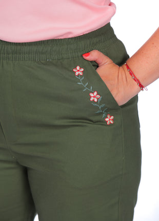 43629B Pantalón silueta amplia, bordado en bolsillos.
