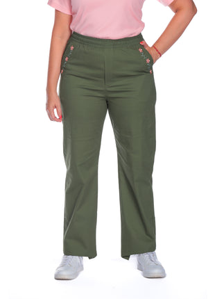 43629B Pantalón silueta amplia, bordado en bolsillos.