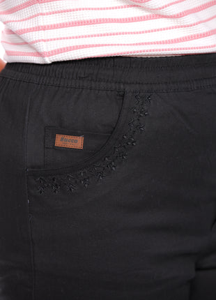 43631B pantalón silueta amplia, bordado en bolsillos.