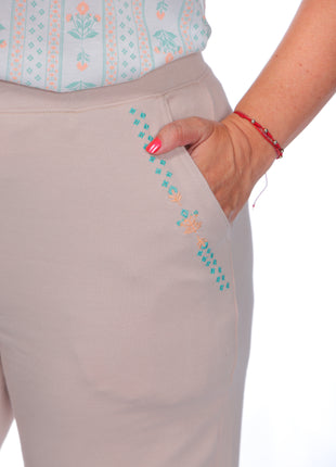 43740B Pantalón silueta amplia, pretina elástica, bordados bolsillos.