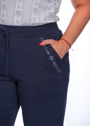 43740B Pantalón silueta amplia, pretina elástica, bordados bolsillos.